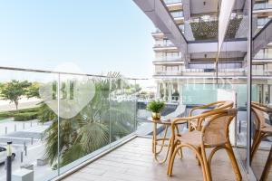 un balcon avec une table et des chaises sur un immeuble dans l'établissement Bloomfields Cozy 1br Mayan with Beach Access, à Abu Dhabi