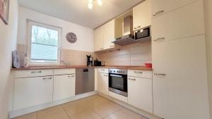 Kuchyň nebo kuchyňský kout v ubytování Ferienhaus Juliusruh