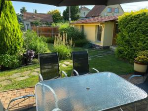 a blue table and chairs in a yard at Apartmán Valtice 24 hod check in in Valtice +1 photo