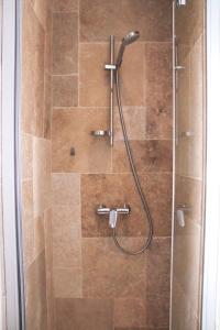a shower with a shower head in a bathroom at Dijon hypercentre - Hotel particulier - Philippe le Hardi in Dijon