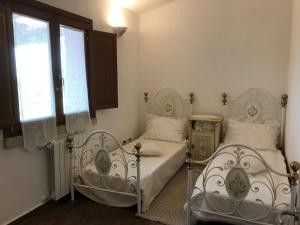 a bedroom with two beds and a window at Stazzo Gallurese con vista sul golfo di Olbia in Pittulongu