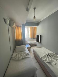 Postel nebo postele na pokoji v ubytování NEZİH SUİTS OTEL