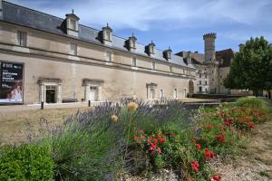 Κήπος έξω από το Le logis de l'abbaye de Saint Savin