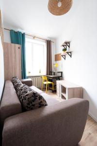 una sala de estar con un sofá y una mesa en Central flat at plac Konstytucji, en Varsovia