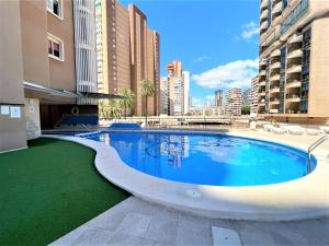 duży basen w środku budynku w obiekcie Coblanca 8-18º4 w mieście Benidorm