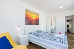 プリヴラカにあるVilla Miri Cherryの白いベッドルーム(ベッド1台、黄色い椅子付) +44枚の写真