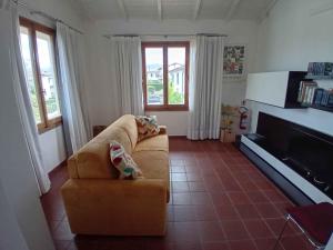 a living room with a couch and a tv at Appartamento Giglio Rosso in Scarperia +16 photos