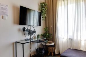 Una sala de estar con un televisor en la pared. en Casa da Música Guesthouse, en Oporto