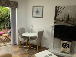 Μια τηλεόραση ή/και κέντρο ψυχαγωγίας στο Oakleigh 1 bed ground floor garden view apartment FREE ONSITE PARKING