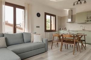 uma sala de estar com um sofá e uma mesa em Casa Ferrant em Faloppio