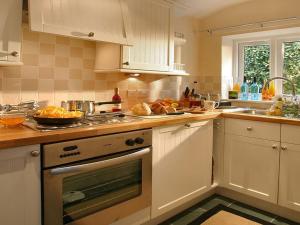Una cocina o cocineta en 2 Bed in Coniston LCC17