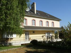 une grande maison jaune avec un toit noir dans l'établissement Villa Kalman Pansio, à Dunabogdány