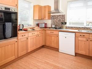 Η κουζίνα ή μικρή κουζίνα στο 3 Bed in Totland Bay IC110