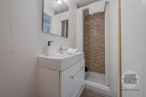 a white bathroom with a sink and a shower at Explora Madrid para 7, al pie de Gran Vía E2 in Madrid +20 photos