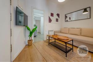a living room with a couch and a table at Explora Madrid para 7, al pie de Gran Vía E2 in Madrid