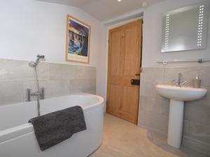 un bagno con lavandino, vasca e WC di 3 Bed in Bridport oc-dc160 a Bridport Altre 50 foto