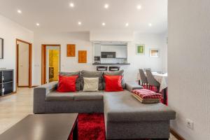 sala de estar con sofá gris y almohadas rojas en LEÇA'S BEACH FLAT**AMAZING VIEWS**PORTO, en Leça da Palmeira 48 fotos más