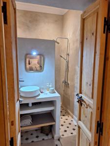 Koupelna v ubytování Dar Tiegezh