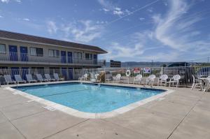 Bazén v ubytování Motel 6-Casper, WY nebo v jeho okolí