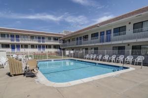 Bazén v ubytování Motel 6-Casper, WY nebo v jeho okolí