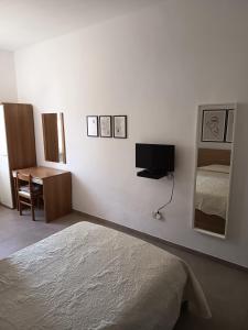 TV a/nebo společenská místnost v ubytování LOCANDA Roma sleep & food