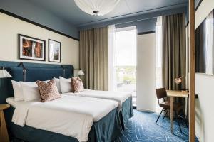 Postel nebo postele na pokoji v ubytování Hernö Gin Hotell