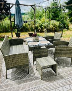 a patio with a table and chairs and an umbrella at Das Auental-Appartment in Köditz