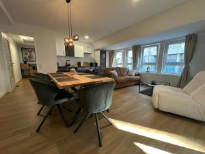 eine Küche und ein Wohnzimmer mit Tisch und Stühlen in der Unterkunft City Oase Bremen Zentrale Lage 300m zum Dom in Bremen