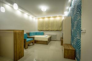 Apartments Jevremova في بلغراد: غرفة مستشفى بسرير وكراسي زرقاء