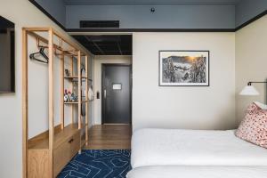 Postel nebo postele na pokoji v ubytování Hernö Gin Hotell