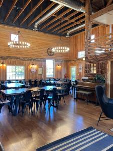 una sala da pranzo con tavoli e sedie in un edificio di Sleeps 44 Bear Lake Reunions a Paris Altre 73 foto