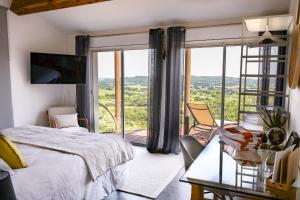 En eller flere senge i et værelse på Les Hauts d'Avignon + 86 billeder