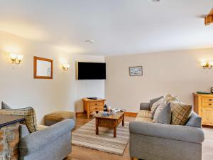 Una sala de estar con dos sofás y un televisor. en 3 Bed in Woolsery LABBA, en Woolfardisworthy