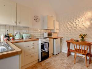 Kuchyň nebo kuchyňský kout v ubytování 2 Bed in Minehead 90924