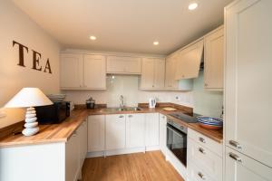 Kuchyň nebo kuchyňský kout v ubytování Riverside Cottage, Bridge of Balgie, Glenlyon, Perthshire + 12 fotografií