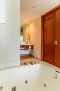 アカプルコにあるDepartamento Mayan Lakes T2 - Albercas, club de playa, tenis, pádel y másの洗面台付きの浴室の浴槽