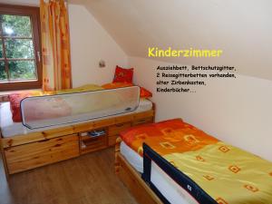 2 Einzelbetten in einem Zimmer mit Avertisation für in der Unterkunft Ferienhaus Huber in Mariapfarr