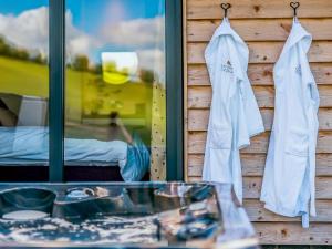 Llandyssilにある2 Bed in Montgomery 83243のベッドとテーブルと窓のある部屋 +56枚の写真