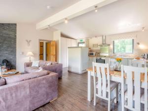 Η κουζίνα ή μικρή κουζίνα στο 2 Bed in Sherwood Forest 88429