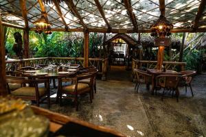 アカプルコにあるDepartamento Mayan Lakes T2 - Albercas, club de playa, tenis, pádel y másのテーブルと椅子のあるダイニングルーム