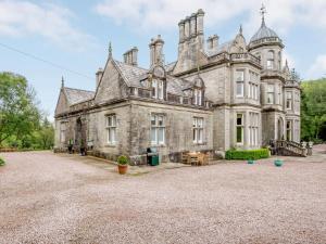 an old stone house with a large yard at 2 bed in Langholm 83344 in Langholm