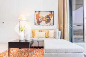 una sala de estar con un sofá y una mesa en Bloomfields 1Br Golfside Getaway Damac Hills, en Dubai Marina 10 fotos más