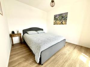 Una cama o camas en una habitación de Joli T3 sur le port de Bonifacio avec vue mer