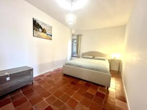 Una cama o camas en una habitación de Joli T3 sur le port de Bonifacio avec vue mer