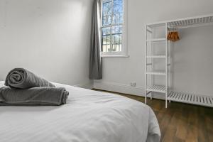 Un pat sau paturi într-o cameră la Spacious 4 Bedroom House Darling Harbour-10 Guests