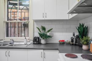 O bucătărie sau chicinetă la Spacious 4 Bedroom House Darling Harbour-10 Guests +15 fotografii