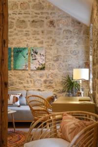 un soggiorno con un divano e un tavolo con sedie di "Historic Stone Loft" - ZF Stari Grad a Stari Grad (Cittavecchia)