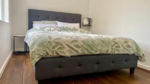 Katil atau katil-katil dalam bilik di Cozy Balcatta Home