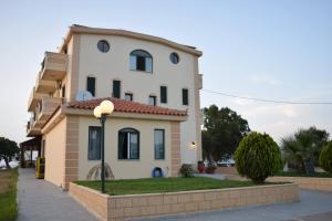 a white house with a red roof at Mesogios Beach in Kissamos