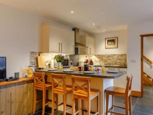 Η κουζίνα ή μικρή κουζίνα στο 2 Bed in Hope Cove 90025 +14 φωτογραφίες